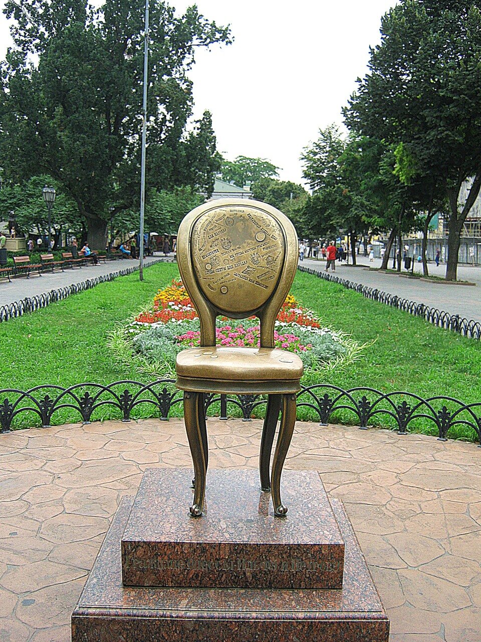 Памятник Золотому стульчику в Одессе
